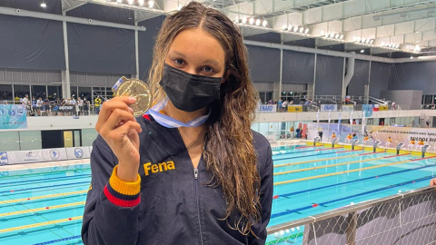 Anicka Delgado muestra una de sus tres medallas de oro conseguidas en Argentina, el 21 de marzo de 2021.