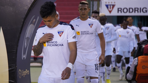 Los futbolistas de Liga de Quito saltan a la cancha en el partido ante Barcelona, el sábado 20 de marzo de 2021.