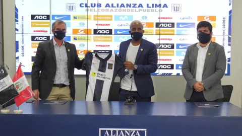 El delantero peruano, Jefferson Farfán, en su presentación oficial con Alianza Lima, el 23 de marzo de 2021.