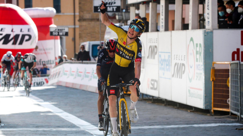 El ciclista danés, Jonas Vingegaard, celebra al ganar la Etapa 2 de la competencia italiana.