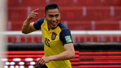 Ángel Mena celebra un gol con la camiseta de Ecuador, ante Colombia, el 17 de noviembre de 2020.