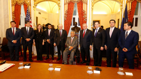 El presidente Lenín Moreno en un encuentro con los senadores James Risch, Robert Menendez, Marco Rubio y Benjamín Cardin, miembros del Comité de Asuntos Exteriores del Senado, febrero de 2020.