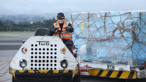 La tarde del 24 de marzo de 2021 llegó al aeropuerto Mariscal Sucre, de Quito, un nuevo cargamento de vacunas de la farmacéutica Pfizer.