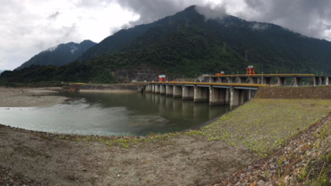 Una vista panorámica de las obras de captación de agua de la central Coca Codo Sinclair, el 24 de marzo de 2021.