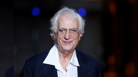 El director francés Bertrand Tavernier llega a la ceremonia de clausura de la quinta edición del "Lumiere 2014 Grand Lyon Film Festival", en Lyon, Francia, en octrubre de 2014.