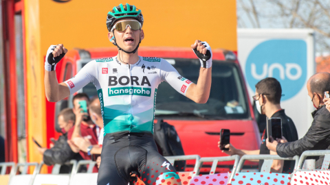 Lennard Kamna celebra su victoria en la Etapa 5 de la Volta a Catalunya, el 26 de marzo de 2021.