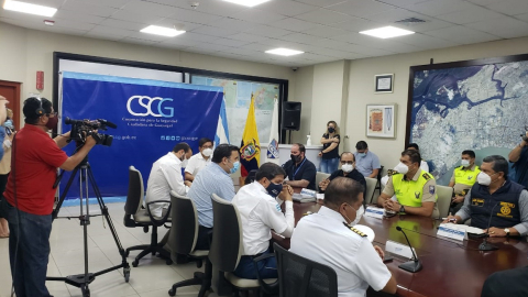 Miembros del COE Cantonal de Guayaquil en una reunión de emergencia, el 28 de marzo de 2021.