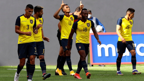 Los seleccionados ecuatorianos festejan el gol de Fidel Martínez ante Bolivia, en Quito, el 29 de marzo de 2021.