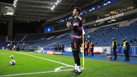 El arquero de la Juventus, Gianluigi Buffon, calienta antes del partido de los octavos de final de la Champions League entre el FC Porto y la Juventus FC en el estadio Dragao de Porto, Portugal, el 17 de febrero de 2021.