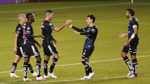 Los jugadores de Independiente del Valle celebran uno de los goles anotados a Unión Española, por Copa Libertadores, el martes 16 de marzo de 2021.