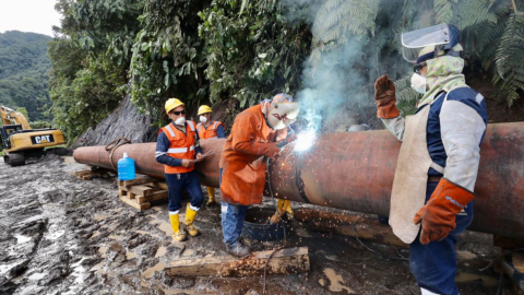 Personal de Petroecuador realiza los trabajos de construcción de la quinta variante del SOTE en el sector de San Luis, en Napo, el 31 de marzo de 2021.