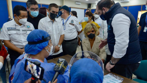 La alcaldesa de Guayaquil, Cynthia Viteri, visitó uno de los puntos de vacunación, donde aún esperan por las vacunas.