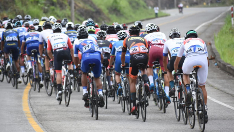 Una parte del pelotón, durante la Etapa 3 de la Vuelta al Ecuador 2020.