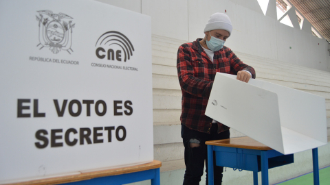 Un simulacro de la segunda vuelta electoral se llevó a cabo este 1 de abril de 2021 en la Unidad Educativa Manuela Garaicoa, en Cuenca.