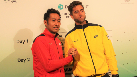 Yasutaka Uchiyama (i) y Roberto Quiroz (d) en Japón, el año pasado, durante el sorteo Copa Davis.