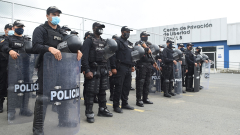 Miembros de la Policía en los exteriores del Centro de Privación de Libertad, en Guayas, el 10 de marzo de 2021.