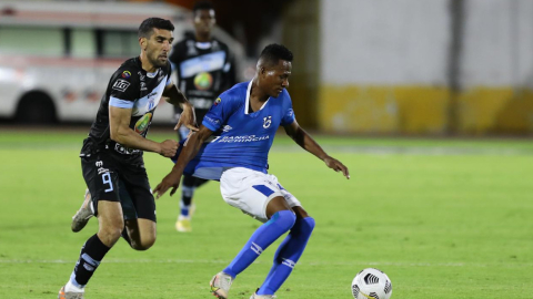 Walter Chalá, jugador de Católica, intenta controlar un balón en el partido ante Macará, el jueves 1 de abril de 2021.