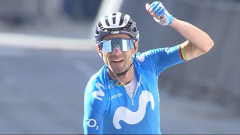 Alejandro Valverde celebra su triunfo en el Gran Premio Miguel Indurain, el sábado 3 de abril de 2021. 