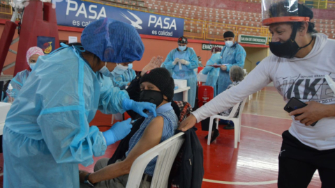 Personal médico vacuna a personas de la tercera edad en Cuenca, el 1 de abril de 2021.