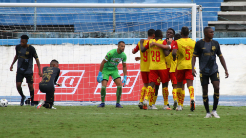 Los jugadores de Aucas celebran uno de los goles en la victoria ante 9 de Octubre, el domingo 4 de abril de 2021. 