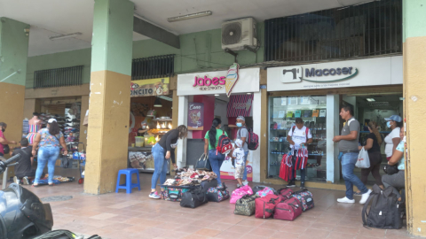 Personas en La Bahía, en Guayaquil, el 23 de marzo de 2021. 