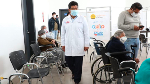 Jorge Yunda, alcalde de Quito, durante una visita a los centros de vacunación contra el Covid-19, en la capital.