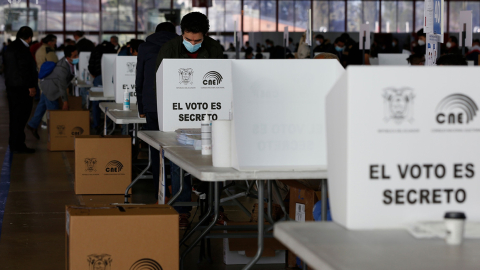 Un ecuatoriano deposita su voto en la primera vuelta electoral, el 7 de febrero de 2021, en un recinto en Madrid, España.