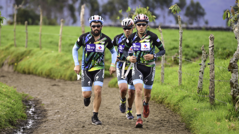 Tres deportistas compitiendo en El Reto 2019, en la modalidad de trail running.