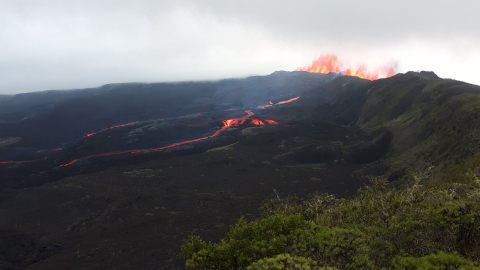 Volcán Sierra Negra, durante su última erupción en 2018.