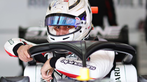 Juan Manuel Correa, piloto de la F3, con su casco tributo a Anthoine Hubert.