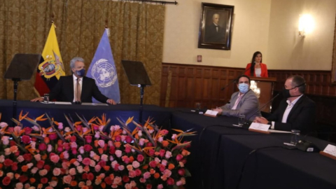 El presidente Lenín Moreno, el secretario Nicolás Issa y el ministro Andrés Isch, el 30 de marzo de 2021, en Carondelet, durante la entrega de la información de transición al PNUD.