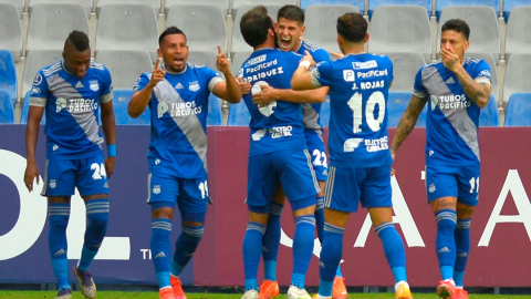 Facundo Barceló y sus compañeros celebran el 1-0 frente a Macará en la Copa Sudamericana 2021, el martes 6 de abril.