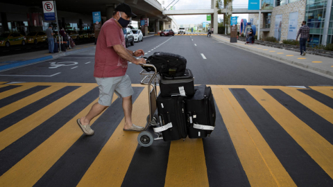 Ciudadano ecuatoriano llega en un vuelo procedente de Houston, al aeropuerto Mariscal Sucre de Quito (Ecuador). 16 de junio de 2020