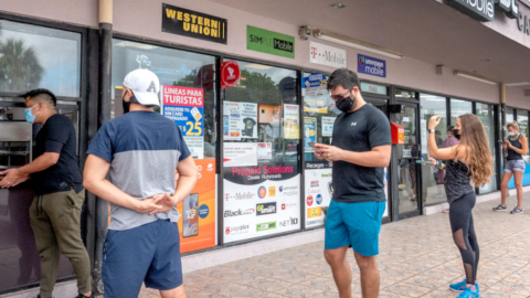 Personas afuera de una agencia de Western Union, en Miami (Estados Unidos), el 21 de noviembre de 2020.