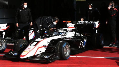 Juan Manuel Correa prueba su auto ART Grand Prix, en las sesiones libres de entrenamiento, en Spielberg, Austria, el 3 de abril de 2021. 