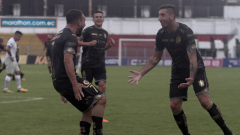 Los jugadores del Deportivo Cuenca celebran el gol de Lucas Mancinelli frente a Barcelona, este jueves 8 de abril de 2021.