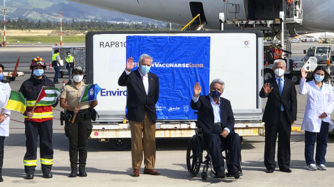 Presidente Lenín Moreno recibe el primer lote de 300.000 dosis de la vacuna china Sinovac. 
7 de abril de 2021