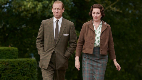 Tobias Menzies como el príncipe Felipe y Olivia Colman, como la Reina Isabel, en una escena de 'The Crown'.