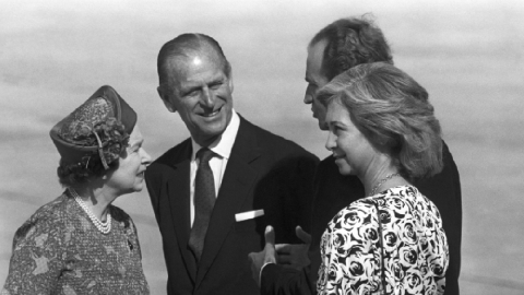 Fotografía de archivo de 1998, en Palma de Mallorca. El duque de Edimburgo aparece junto a la reina Isabel II y los reyes de España Juan Carlos y Sofía en el aeropuerto de Son San Juan, al término de una visita de Estado en España.