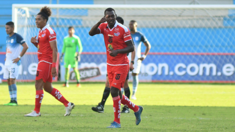 Alexis Santacurz celebra el primer gol de Técnico Universitario frente al Manta, el viernes 9 de abril de 2021.