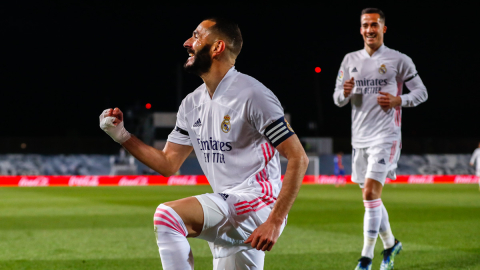 El delantero Karim Benzema festeja el primer gol del Real Madrid ante el FC Barcelona, el sábado 10 de abril de 2021.