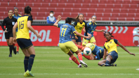 Las jugadoras de la selección ecuatoriana disputan un balón en el partido amistoso frente a Colombia, el sábado 10 de abril de 2021.