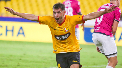 El jugador argentino de Barcelona, Emmanuel Martínez, celebra su gol ante Independiente del Valle, el 3 de abril de 2021.