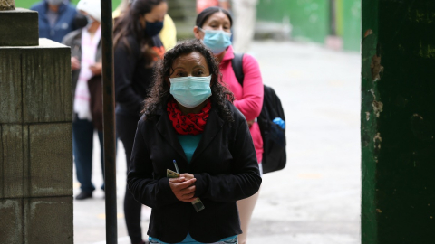 Una ciudadana espera su turno para votar en Quito, el 11 de abril de 2021.