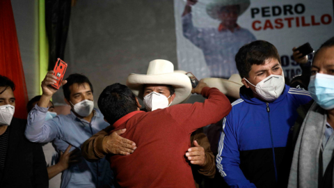 El candidato a la presidencia de Perú Pedro Castillo, del partido Perú Libre, celebra su aparente triunfo en la priemra vuelta de las elecciones presidenciales en Perú, el 11 de abril de 2021.