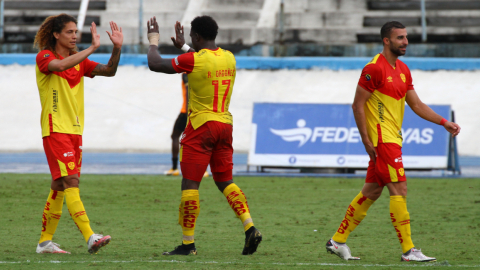 Los jugadores de Aucas celebran su victoria ante el 9 de Octubre, el 4 de abril de 2021. 