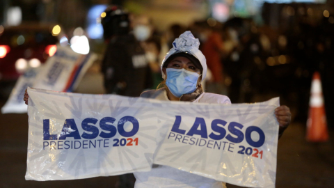 Simpatizantes del candidato presidencial Guillermo Lasso celebran frente al Consejo Nacional Electoral, en Quito, el 11 de abril de 2021.