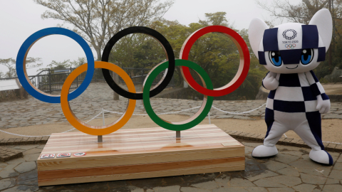 Miraitowa, la mascota de los Juegos Olímpicos, posa con los anillos olímpicos instalados en la cima del monte Takao, en el oeste de Tokio, el miércoles 14 de abril de 2021.