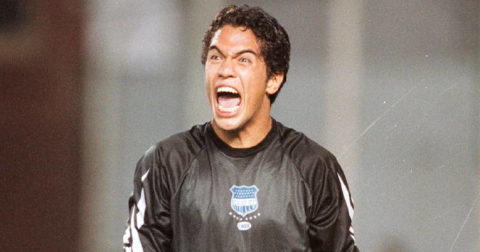 Daniel Viteri celebrando un gol con la camiseta de Emelec, club en donde atajó de 1999 a 2004.