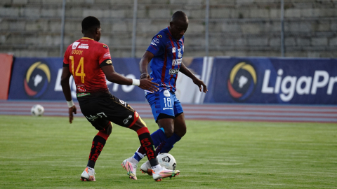 Jaime Ayoví, de Olmedo, controla una pelota en el partido ante Deportivo Cuenca, en Riobamba, el martes 13 de abril de 2021.